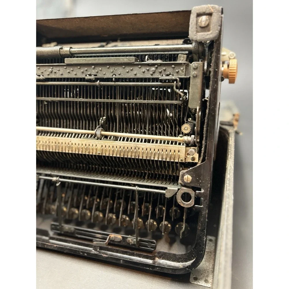 Antique Portable Underwood Manual Typewriter w/ Hard Carry Case